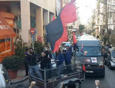 «Παρέλαση» κομβόι αναρχικών στα Εξάρχεια με σημαίες και καπνογόνα (φωτό, βίντεο)